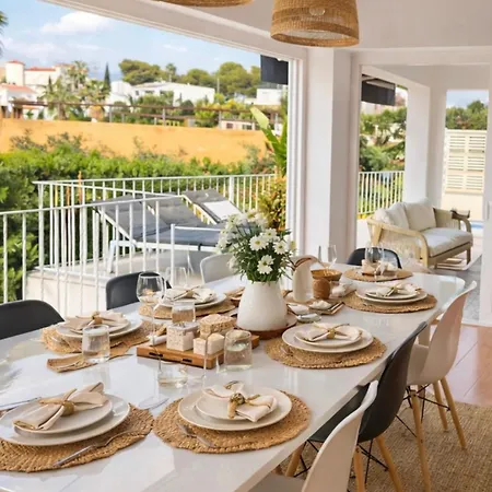 Sea Views, Private Pool And Walking To *