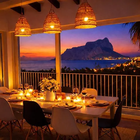 Sea Views, Private Pool And Walking To Willa *